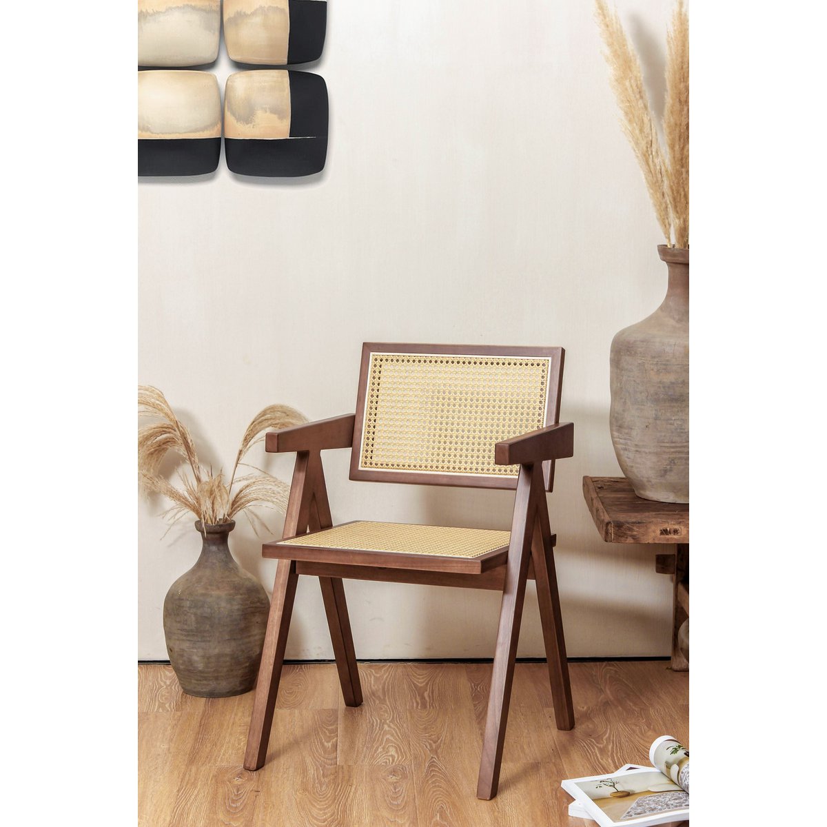 Beliebter Chandigarh -Stuhl - Stil Pierre Jeanneret - Holz und Rattan - hohe Qualität - klar oder Walnuss - Yucca Deko