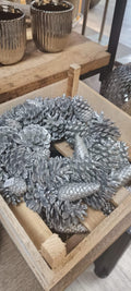 Dekokranz aus Zapfen – Silber (Ø 25 cm) - Yucca Deko