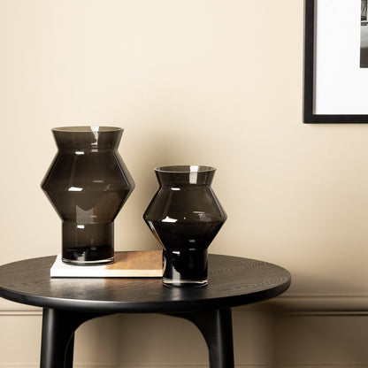 Große Designvase mit gezackter, kantiger Zylinderform, dunkelgraues Qualitätsglas, CUZ14GR - Yucca Deko
