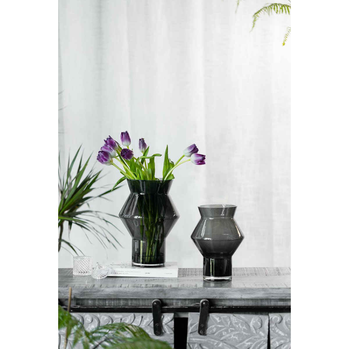 Große Designvase mit gezackter, kantiger Zylinderform, dunkelgraues Qualitätsglas, CUZ14GR - Yucca Deko