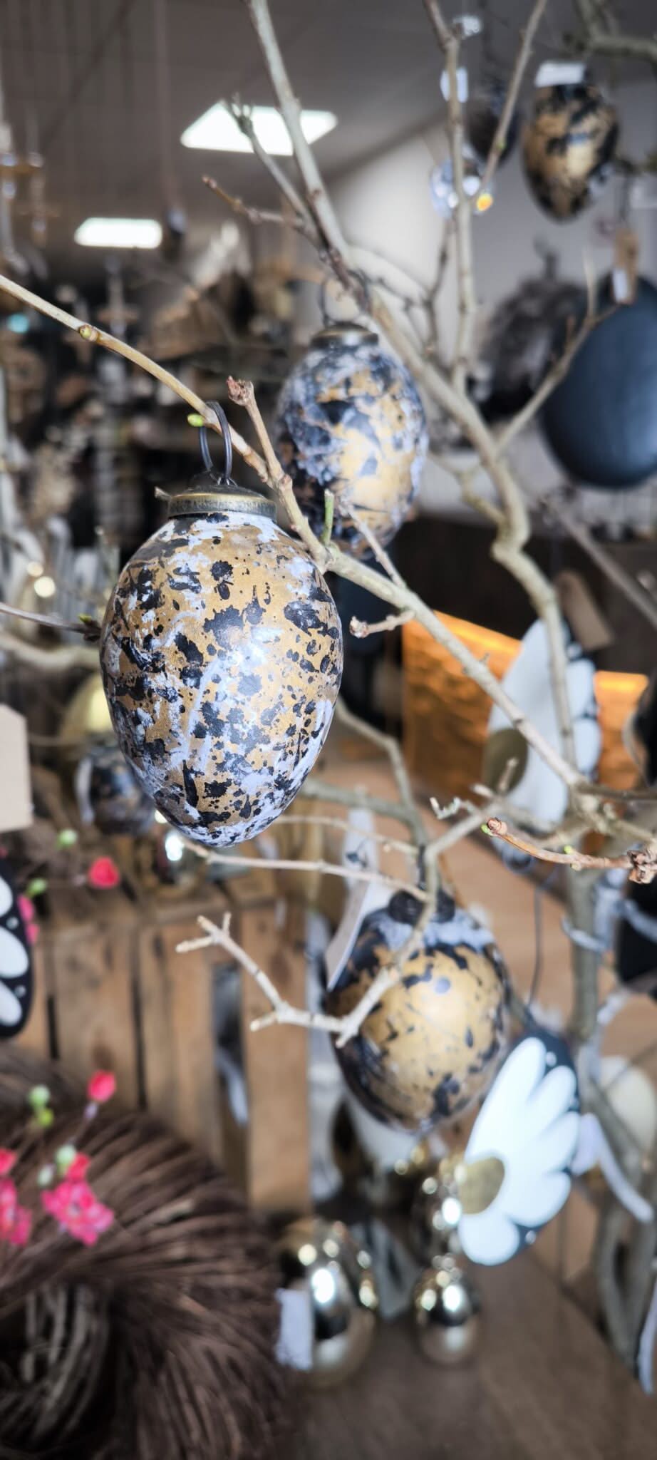 Keramisches Osterei in edlem Gold - Schwarz mit weißen Abnutzungseffekten - Yucca Deko