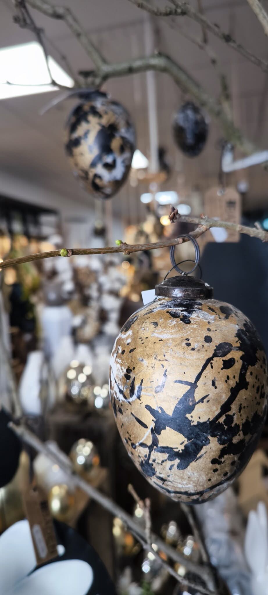 Keramisches Osterei in edlem Gold - Schwarz mit weißen Abnutzungseffekten - Yucca Deko