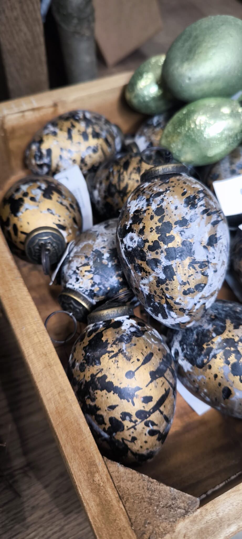 Keramisches Osterei in edlem Gold - Schwarz mit weißen Abnutzungseffekten klein - Yucca Deko