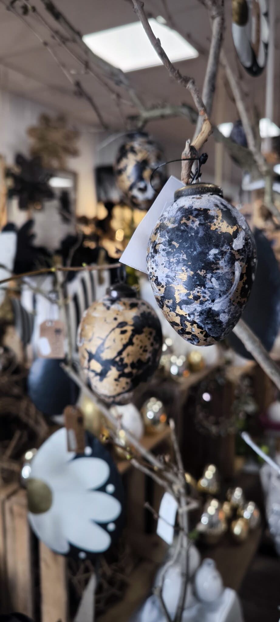 Keramisches Osterei in edlem Gold - Schwarz mit weißen Abnutzungseffekten klein - Yucca Deko