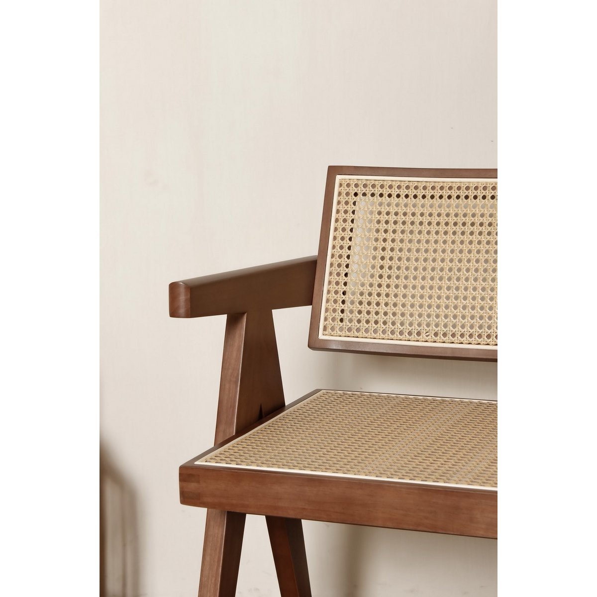 Luxus -Designstuhl Pierre Jeanneret: Breitholz, Walnussfarbe + Rattan, höchste Qualität - Yucca Deko