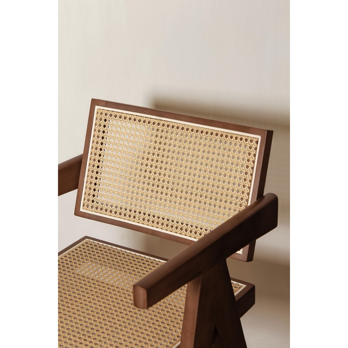 Luxusholz- und Rattan -Stühle Walnussfarbe - Pierre Jeanneret - Chandigarh - Yucca Deko