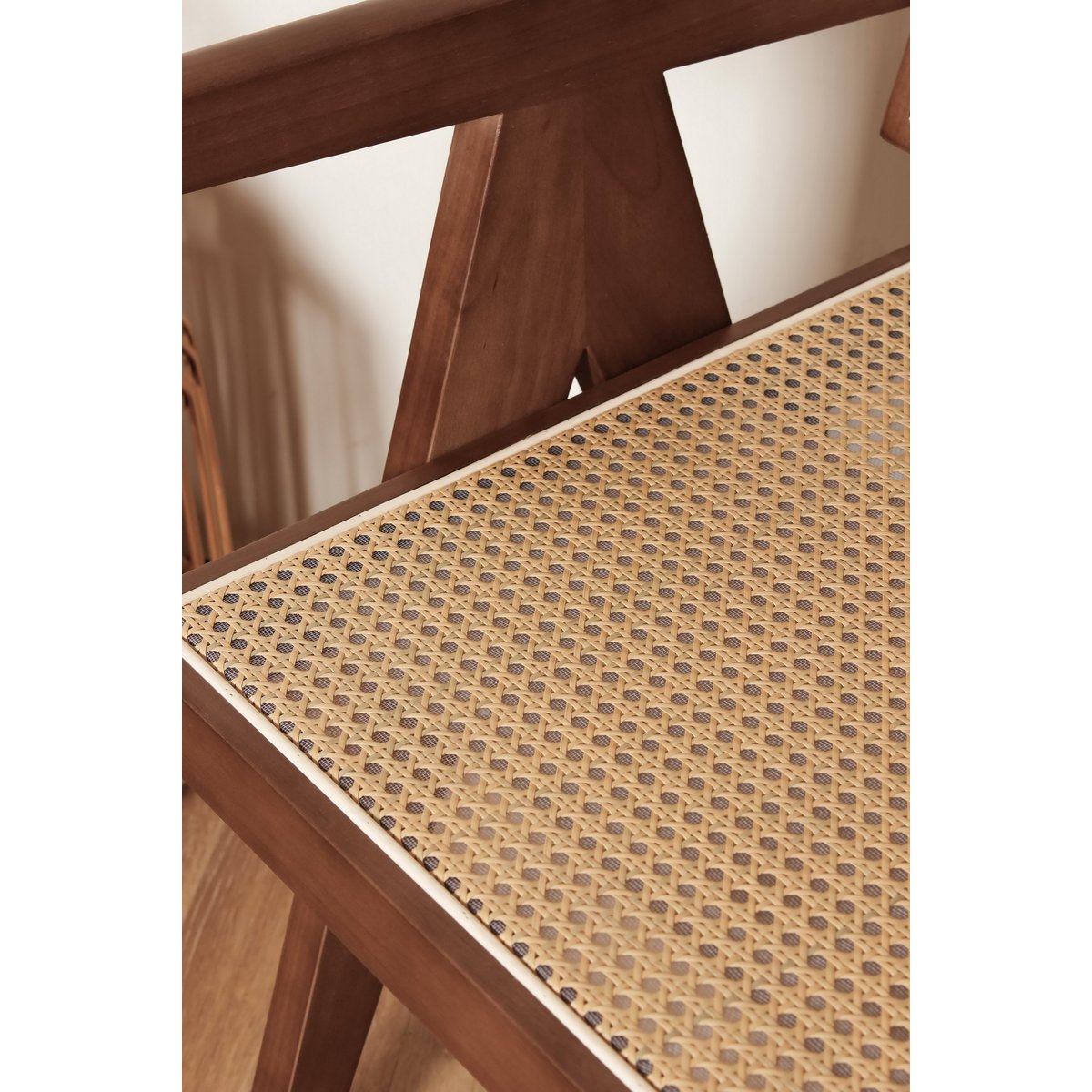 Luxusholz- und Rattan -Stühle Walnussfarbe - Pierre Jeanneret - Chandigarh - Yucca Deko