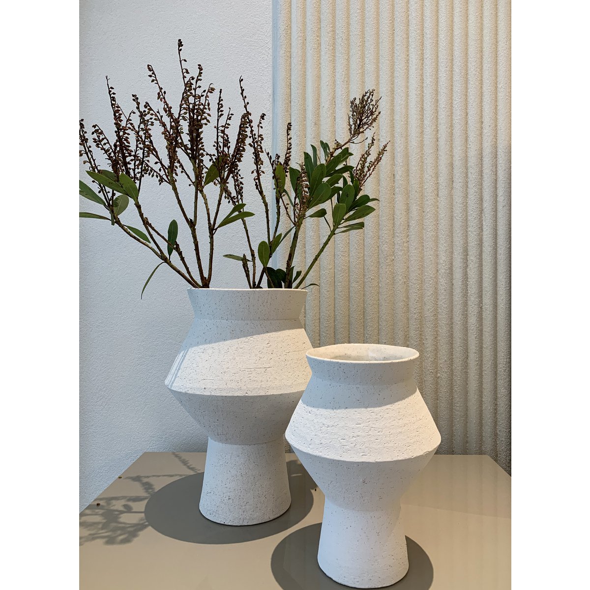 Moderne Keramikvase mit rauer weißer Oberfläche, eckige runde Form, CUZCO 20 weiß - Yucca Deko