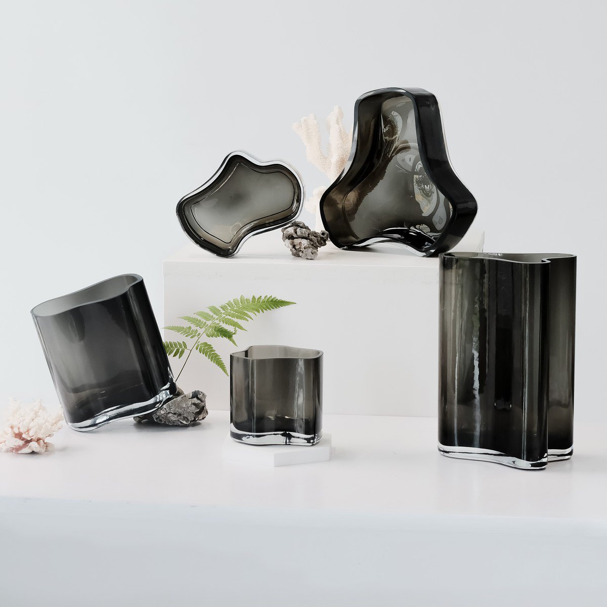 Neue Schüssel und Teller im modernen Design, inspiriert von CORAL und Aalto, COR06GR - Yucca Deko