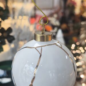 Keramik Weihnachtskugel TonoSuTono in weiß