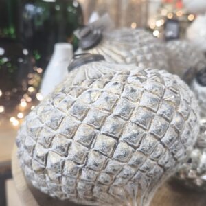 Weihnachtsanhänger aus Keramik – Weiß mit Gold, elegante Tropfenform (Ø 15 cm)