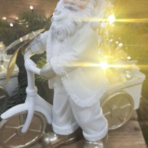 Weihnachtsfigur Santa mit Motorrad und leuchtendem Baum – von TonoSuTono