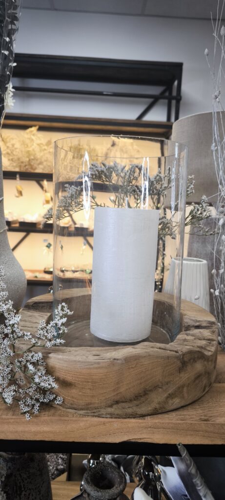 Dekorative Holz-Grundplatte mit Glasvase