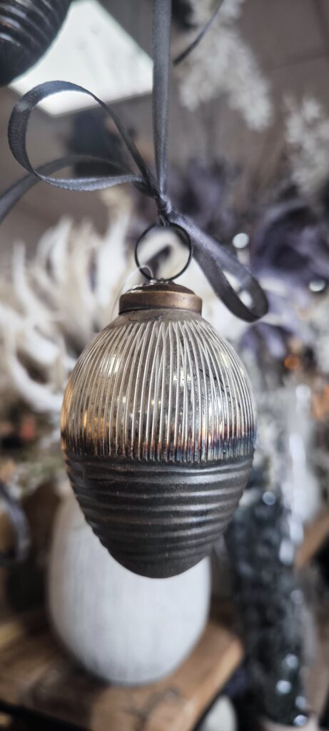 Keramisches Osterei im antiken Silber-Braun-Look