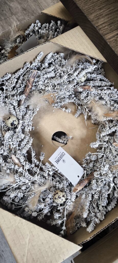 Dekorativer Osterkranz aus Trockenblumen