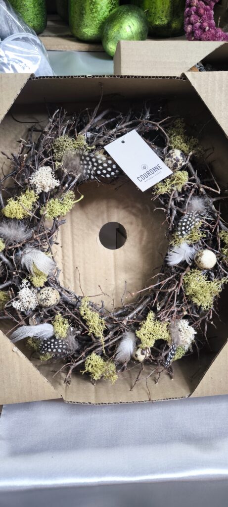 Dekorativer Osterkranz aus Trockenblumen und Birkenzweigen