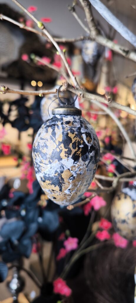 Keramisches Osterei in edlem Gold-Schwarz mit weißen Abnutzungseffekten klein