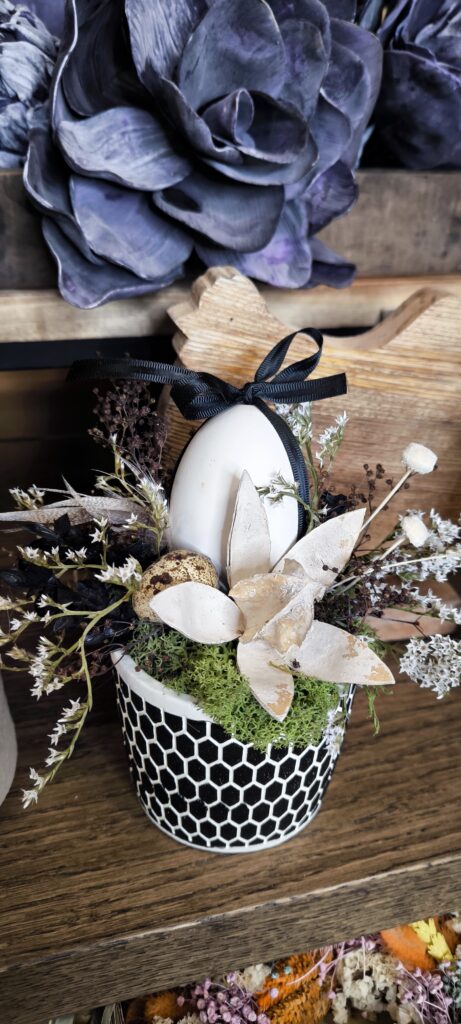 Dekorative Blumengestecke mit Osterei - handgemacht